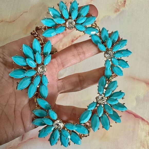 Turquoise tone beaded statement necklace - Picture 4 of 9
